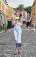 joven hermosa rubia con un Boda ramo de flores foto