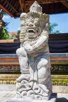 tradicional balinés estatua de el deidad barong foto