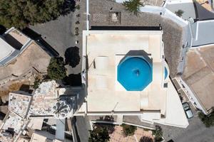 un ver de el azul Hazme y campana torre con reloj de el panagia tonelada eisodio Iglesia en el tradicional pueblo de megalochori. foto