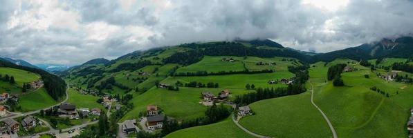 hermosa paisaje y laminación colinas de Papa Noel magdalena en Italia. foto