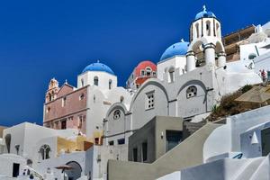 encantador ver oia pueblo en santorini isla, Grecia. tradicional famoso azul Hazme Iglesia terminado el caldera en Egeo mar. tradicional azul y blanco Cicladas arquitectura. foto