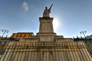 estatua de dante alighieri en plaza dante en Nápoles, Italia. foto