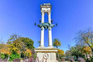 hermosa jardín en primavera paisaje en Sevilla, Andalucía, España. cristóbal Colón Monumento en jardines Delaware murillo cerca real alcázar Delaware sevilla foto