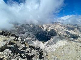 increíble paisaje a el dolomitas en Italia. dolomitas la unesco mundo patrimonio en el verano tiempo. sud Tirol. italiano Alpes. foto