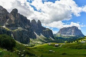 colores de el dolomitas en el funes ver de el Valle en del Sur Tirol, Italia. verde césped, montañas y azul cielo. verano. foto