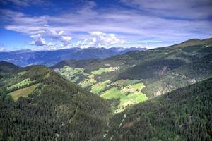 colores de el dolomitas en el funes ver de el Valle en del Sur Tirol, Italia. verde césped, montañas y azul cielo. verano. foto