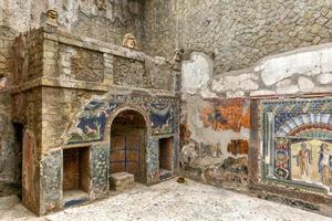 restos de un antiguo ciudad destruido por el erupción de el volcán vesubio en 79 anuncio cerca Nápoles, arqueológico parque de ercolano. foto
