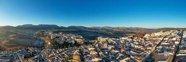 rocoso paisaje de ronda ciudad con puente nuevo puente y edificios, Andalucía, España foto