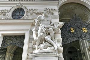 Heracles y el faja de hipólita por Hans scherpe 1855 - 1929 a hofburg mijailovski ala en michaelerplatz cuadrado S t. de miguel cuadrado en Viena, Austria. foto