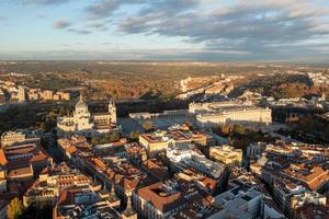 aéreo ver de el almudena catedral y el real palacio de Madrid en España. foto