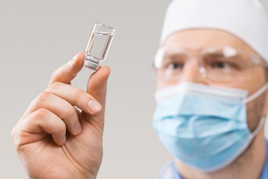 médico sosteniendo una viola con vacuna contra el virus de la corona. foto