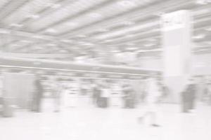 blanco borroso personas en interior pasillo de internacional aeropuerto antecedentes. foto