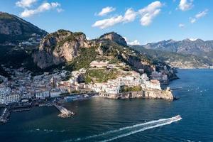 aéreo ver de el ciudad de amalfia a lo largo el amalfia costa en Italia. foto