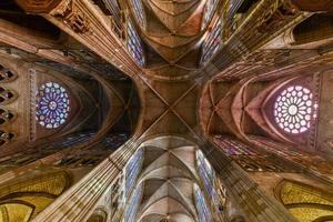 León, España - nov 22, 2021, gótico interior de León catedral en León, España. foto