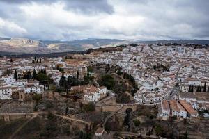 rocoso paisaje de ronda ciudad con puente nuevo puente y edificios, Andalucía, España foto