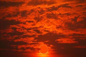 total solar eclipse en rojo naranja cielo puesta de sol en el noche foto