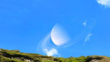 Saturno espalda en parte superior de el montaña y azul cielo blanco nube foto