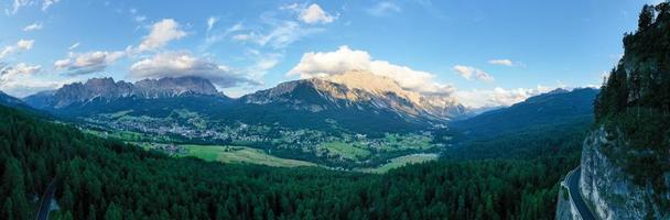 un túnel cortar mediante un montaña la carretera cerca el pueblo de cortina d'ampezzo foto