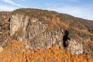 vista panorámica del follaje de otoño máximo en la muesca de los contrabandistas, vermont. foto