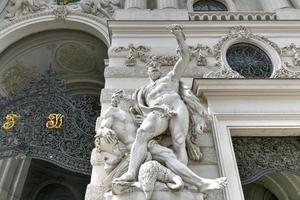 Heracles y Prometeo por josef flojo 1851 - 1909 a hofburg mijailovski ala en michaelerplatz cuadrado S t. de miguel cuadrado en Viena, Austria. foto