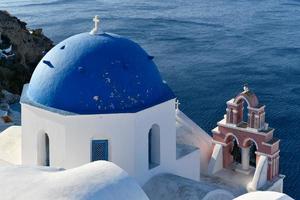encantador ver oia pueblo en santorini isla, Grecia. tradicional famoso azul Hazme Iglesia terminado el caldera en Egeo mar. tradicional azul y blanco Cicladas arquitectura. foto