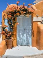 encantador ver oia pueblo en santorini isla, Grecia. tradicional puerta en a lo largo con el azul y blanco Cicladas arquitectura. foto