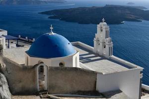 Tres campanas de fira, santorini, Grecia, oficialmente conocido como el católico Iglesia de el dormición, es un griego católico Iglesia en el isla de santorini foto