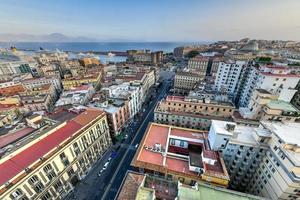 Nápoles, Italia - ago 17, 2021, aéreo ver de Nápoles, Italia, y sus puerto en Mediterráneo mar. foto
