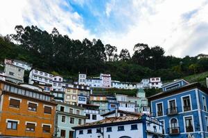 panorámico ver de el playa pueblo de cudillero en del Norte España. foto