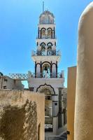 ortodoxo Iglesia con sus de varios niveles campana torre fachada en emporio, santorini, Grecia. foto