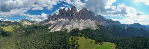 el picos de el majestuoso geisler montañas en el medio de el la unesco mundo patrimonio dolomitas. foto