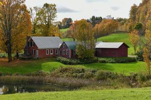 panorámico ver de un rural granja en otoño en Vermont. foto