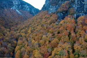 vista panorámica del follaje de otoño máximo en la muesca de los contrabandistas, vermont. foto