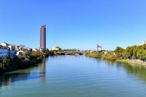 Sevilla torre rascacielos o torre Sevilla con panorámico vista, es el más alto edificio y un 5 estrellas hotel en Andalucía y séptimo más alto en España a lo largo el canal de alfonso XIII. foto