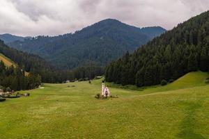 hermosa paisaje y laminación colinas de sur Tirol, Papa Noel magdalena en Italia. foto