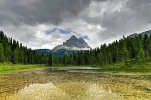 verano ver de lago antorno lago di antorno situado en dolomitas área, belluno provincia, Italia. lago antorno, Tres picos de lavaredo, lago antorno y tre cime di lavaredo, dolomitas, Italia. foto