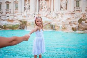 pequeño niña en trevi fuente, Roma, Italia foto