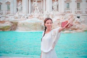 mujer en trevi fuente, Roma, Italia foto