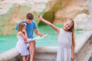 padre y hijas en trevi fuente, Roma, Italia foto