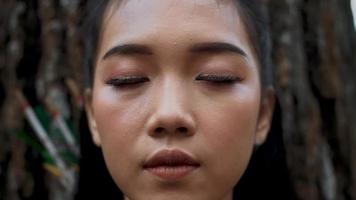 il viso di indonesiano donna si chiude sua occhio video