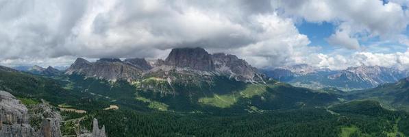 panorámico paisaje de el cinque torri en el dolomita montañas de Italia. foto