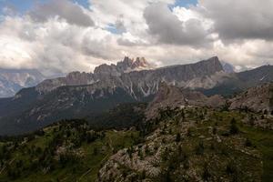 panorámico paisaje de el cinque torri en el dolomita montañas de Italia. foto