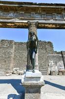 santuario de Apolo en el arqueológico parque de Pompeya, campania, Italia foto