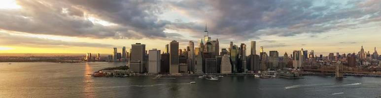 aéreo ver de Manhattan en nuevo York ciudad desde brooklyn a puesta de sol. foto