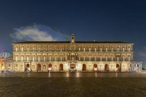 real palacio de Nápoles en Italia a noche desde el plaza del plebiscito. foto