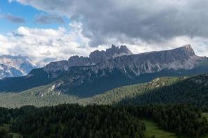 panorámico paisaje de el cinque torri en el dolomita montañas de Italia. foto