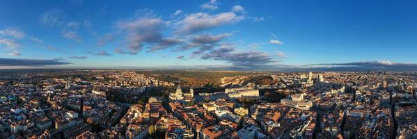 Madrid, España - nov 19, 2021, aéreo ver de el almudena catedral y el real palacio de Madrid en España. foto