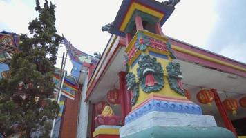 een architectuur van een Chinese tempel met uniek ontwerp en rood kleuren video