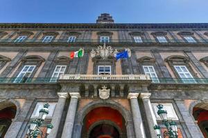 exterior fachada de el real palacio de Nápoles en Italia. foto