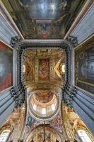 Nápoles, Italia - ago 20, 2021, majestuoso bóveda de el basílica de Papa Noel maria degli angeli en pizzofalcone en Nápoles, Italia foto
